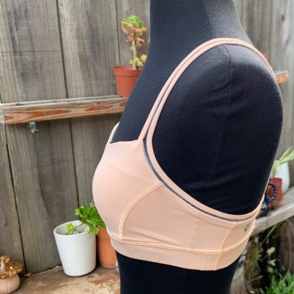 LULULEMON SPORT BRA SIZE 4 Excellent Condition - Picture 4 of 7